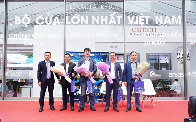 Tặng hoa v&agrave; qu&agrave; lưu niệm kh&aacute;ch mời tọa đ&agrave;m