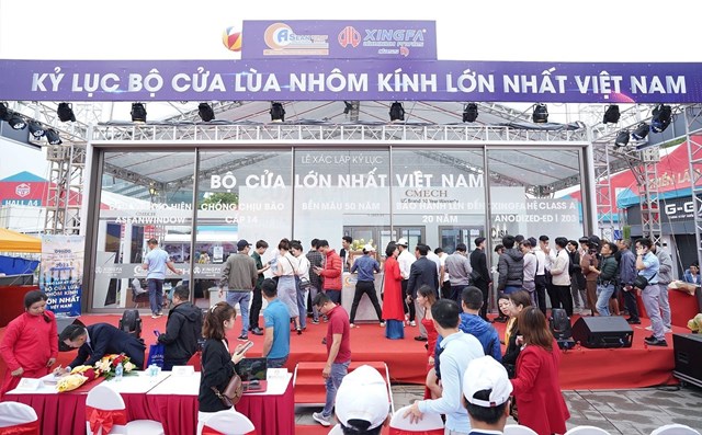 Đại biểu v&agrave; kh&aacute;ch mời tham quan Bộ cửa vừa x&aacute;c lập kỷ lục