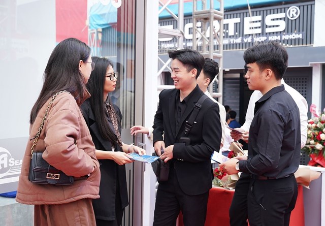 Kh&aacute;ch tham quan thảo luận, đ&aacute;nh gi&aacute; về Bộ cửa kỷ lục