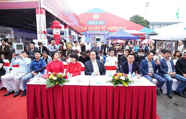 Đại diện c&aacute;c AseanWindow, Vietbuild, Vietkingstham dự buổi lễ (từ b&ecirc;n phải qua)