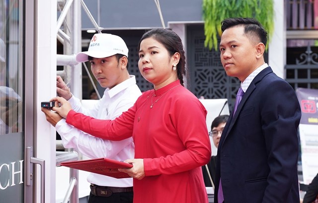 Đại diện Tổ chức Kỷ lục Việt Nam c&ugrave;ng đo đạc, thẩm định lần cuối