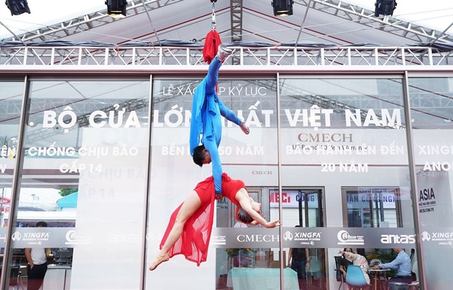 Biểu diễn nghệ thuật mở m&agrave;n buổi lễ