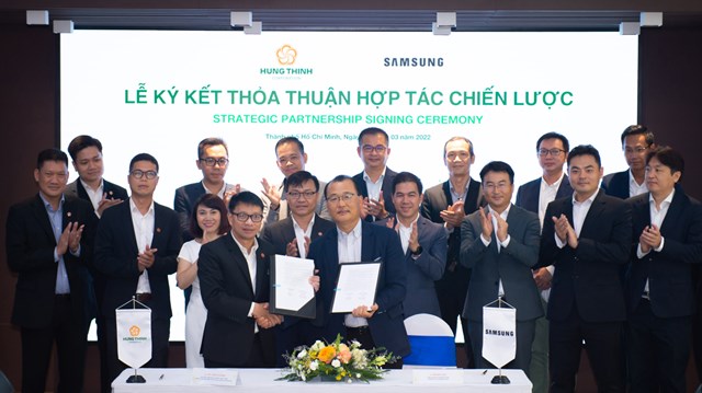 K&yacute; kết hợp t&aacute;c chiến lược giữa Tập đo&agrave;n Hưng Thịnh v&agrave; Samsung Vina (Trong ảnh: &Ocirc;ng V&otilde; Văn Khang - Ph&oacute; TGĐ Tập đo&agrave;n Hưng Thịnh&nbsp; v&agrave; &ocirc;ng Kevin Lee &ndash; TGĐ Samsung Vina k&yacute; kết hợp t&aacute;c chiến lược trước sự chứng kiến của c&aacute;c đại biểu).