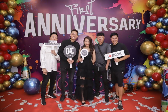 Nhật Anh Trắng hội ngộ nh&agrave; s&aacute;ng lập DC Media (&aacute;o trắng) v&agrave; c&aacute;c TikTokers tại sự kiện.