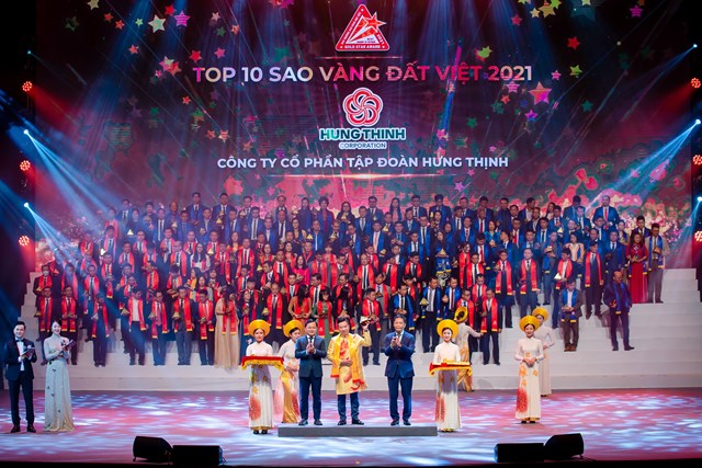 &Ocirc;ng Nguyễn Đ&igrave;nh Trung &ndash; Chủ tịch Tập đo&agrave;n Hưng Thịnh nhận giải thưởng Top 10 Sao V&agrave;ng đất Việt năm 2021 từ &ocirc;ng Trần Tuấn Anh - Ủy vi&ecirc;n Bộ Ch&iacute;nh trị, Trưởng Ban Kinh tế Trung ương (b&ecirc;n phải) v&agrave; &ocirc;ng Nguyễn Anh Tuấn - Ủy vi&ecirc;n BCH Trung ương Đảng, B&iacute; thư thứ nhất Trung ương Đo&agrave;n Thanh ni&ecirc;n Cộng sản Hồ Ch&iacute; Minh (b&ecirc;n tr&aacute;i)