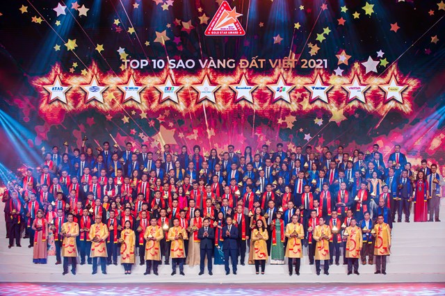 Đại diện c&aacute;c doanh nghiệp được vinh danh giải thưởng Sao V&agrave;ng đất Việt năm 2021 c&ugrave;ng chụp h&igrave;nh lưu niệm