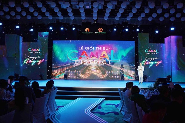 B&agrave; Đỗ Hương Giang, Ph&oacute; Tổng Gi&aacute;m đốc Hưng Thịnh Legacy, Ph&oacute; Tổng Gi&aacute;m đốc C&ocirc;ng ty CP PropertyX, Tập đo&agrave;n Hưng Thịnh chia sẻ về những lợi điểm của Canal District tại sự kiện.