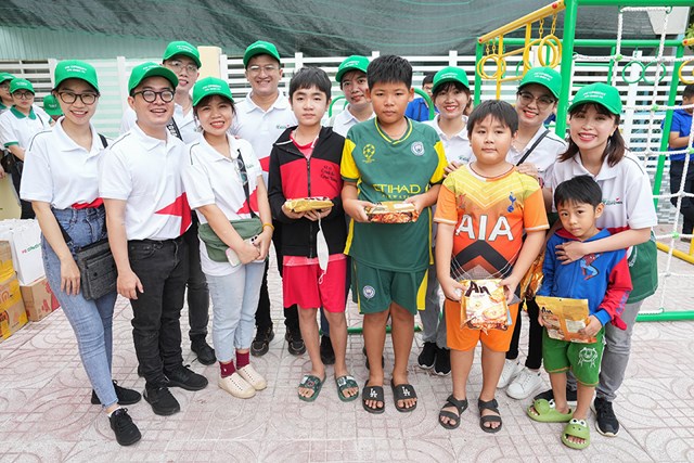 Đo&agrave;n hỏi thăm v&agrave; tặng qu&agrave; cho c&aacute;c em nhỏ.