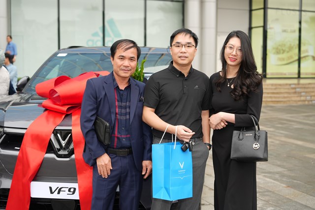 VinFast ch&#237;nh thức b&#224;n giao xe VF9 cho kh&#225;ch h&#224;ng - Ảnh 4