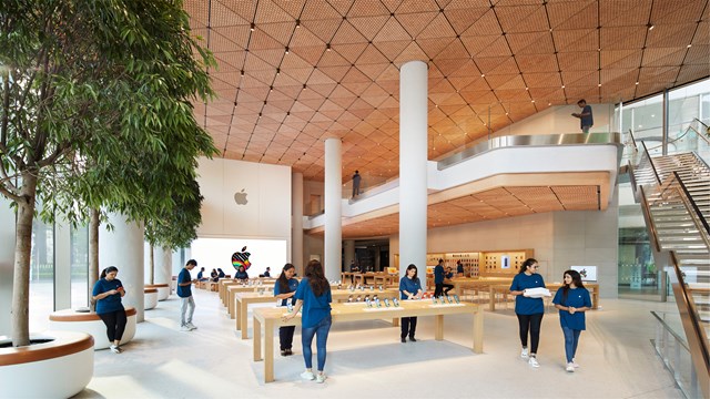 B&ecirc;n trong cửa h&agrave;ng Apple Store tại Mumbai.