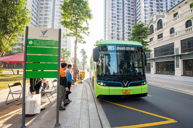 Sử dụng phương tiện th&acirc;n thiện m&ocirc;i trường VinBus để di chuyển nội khu hay đi v&agrave;o trung t&acirc;m H&agrave; Nội đ&atilde; trở th&agrave;nh th&oacute;i quen của cư d&acirc;n Vinhomes Smart City