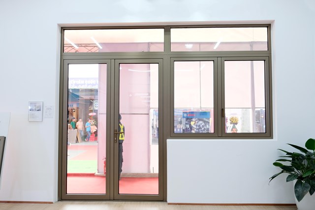 Cửa đi v&agrave; cửa sổ 2 c&aacute;nh mở quay hệ A65
