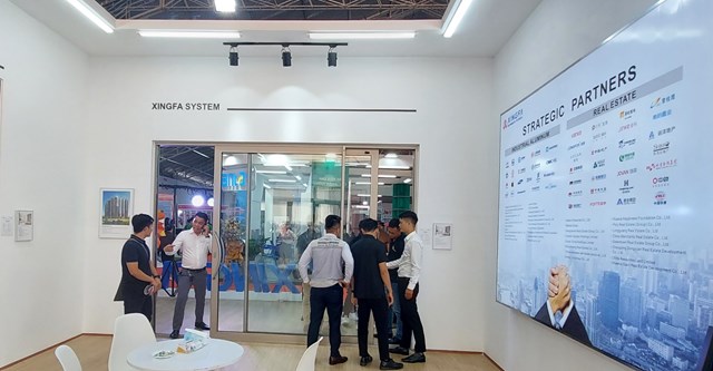 Kh&aacute;ch h&agrave;ng tham quan, t&igrave;m hiểu cửa đi 2 c&aacute;nh mở l&ugrave;a A115