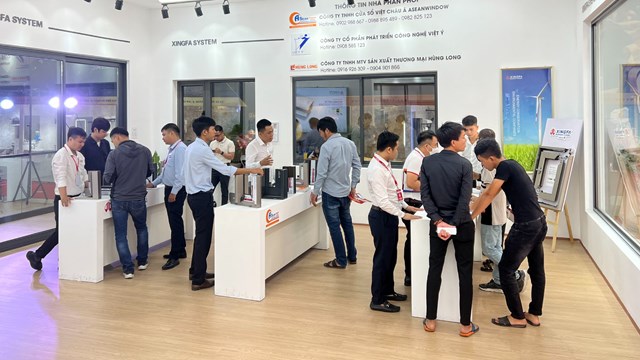 Đ&ocirc;ng đảo kh&aacute;ch h&agrave;ng tham quan gian h&agrave;ng Xingfa Quảng Đ&ocirc;ng