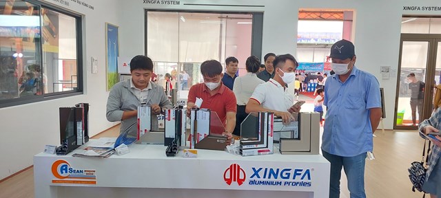 Kh&aacute;ch tham quan mẫu g&oacute;c Xingfa hệ Class A