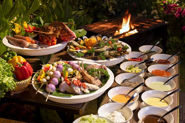 Tiệc BBQ tại s&acirc;n vườn Biệt thự