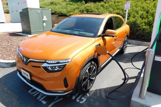 Driving Canada: VF 8 l&#224; 1 trong 3 mẫu xe điện đẹp nhất hiện nay ở Canada - Ảnh 3