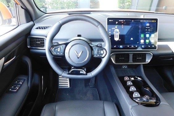 Driving Canada: VF 8 l&#224; 1 trong 3 mẫu xe điện đẹp nhất hiện nay ở Canada - Ảnh 1