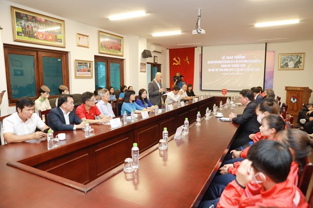 Buổi trao tặng c&oacute; sự tham dự của Đại diện VFF, Li&ecirc;n đo&agrave;n lao động, HLV Mai Đức Chung, Đội tuyển nữ b&oacute;ng đ&aacute; nữ, Đội tuyển b&oacute;ng đ&aacute; U23 Quốc gia Việt Nam, FE Credit c&ugrave;ng c&aacute;c đơn vị đồng h&agrave;nh
