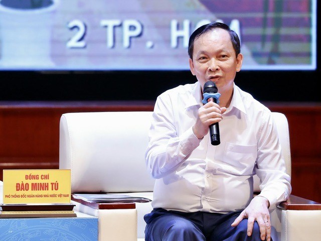 Ph&oacute; Thống đốc NHNN Đ&agrave;o Minh T&uacute; cho biết đ&atilde; chỉ định 2 c&ocirc;ng ty thuộc 2 ng&acirc;n h&agrave;ng thương mại lớn, trong đ&oacute; c&oacute; FE CREDIT thuộc VPBank, cam kết c&oacute; g&oacute;i vay 10.000 tỷ với l&atilde;i suất ưu đ&atilde;i cho c&ocirc;ng nh&acirc;n (ảnh: VGP)