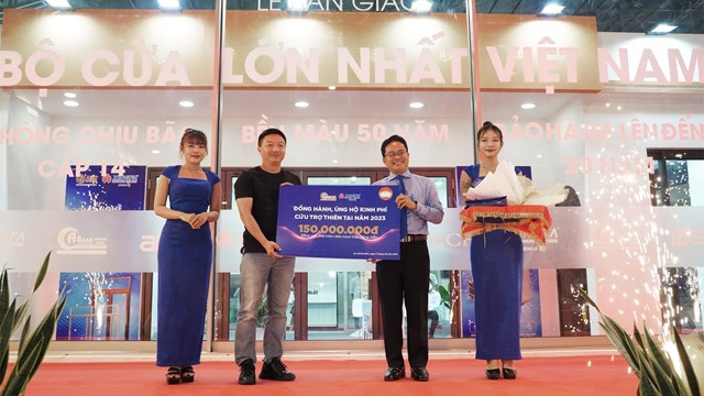 Đại diện AseanWindow trao qu&agrave; cho Mặt trận Tổ quốc Việt Nam