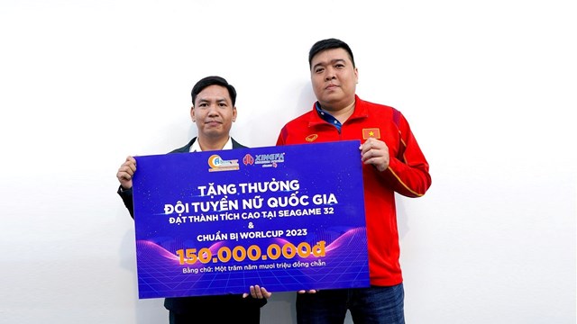 Đại diện AseanWindow trao qu&agrave; cho Đại diện VFF
