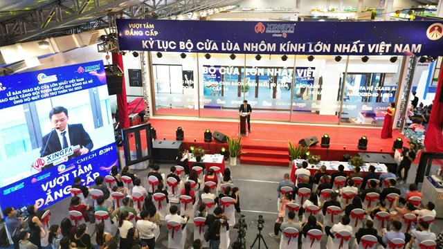 Đại diện AseanWindow ph&aacute;t biểu tại buổi lễ
