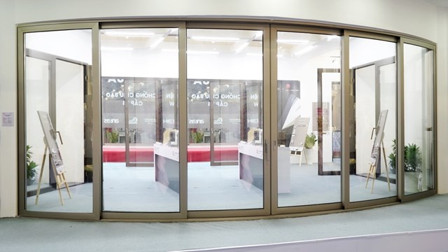 Bộ cửa l&ugrave;a uốn cong l&agrave; sự kết hợp giữa nh&ocirc;m Xingfa hệ Class A,&nbsp;phụ kiện cao cấp Cmech, k&iacute;nh cường lực SADO