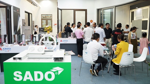 Gian phức hợp trưng b&agrave;y c&aacute;c mẫu cửa,&nbsp;phụ kiện cao cấp từ đối t&aacute;c CMECH v&agrave; từ đối t&aacute;c k&iacute;nh SADO