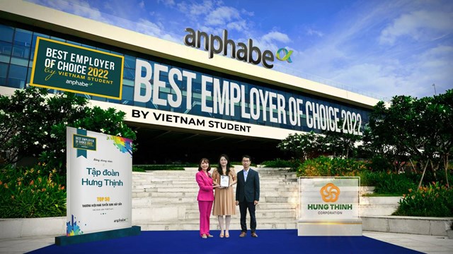 Đại diện Tập đo&agrave;n Hưng Thịnh, b&agrave; H&agrave; Triều &ndash; Ph&oacute; Gi&aacute;m đốc Khối Nguồn nh&acirc;n lực (đứng giữa) nhận giải thưởng &ldquo;Top 50 Thương hiệu nh&agrave; tuyển dụng hấp dẫn với sinh vi&ecirc;n Việt Nam 2022&rdquo;