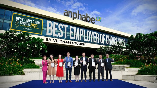 Đại diện c&aacute;c doanh nghiệp đạt giải c&ugrave;ng chụp h&igrave;nh lưu niệm với Ban tổ chức