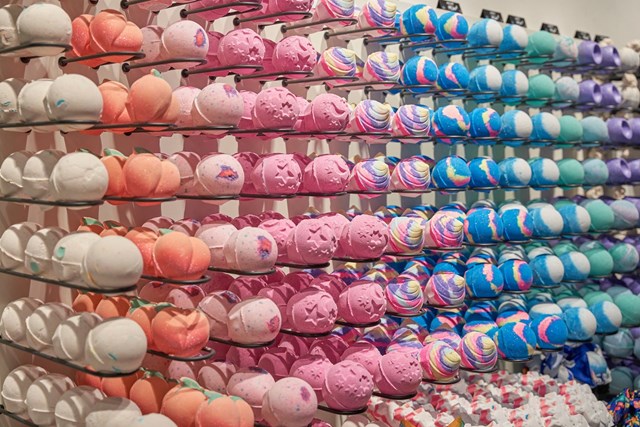 LUSH nỗ lực giảm thiểu r&aacute;c thải nhựa ra m&ocirc;i trường th&ocirc;ng qua d&ograve;ng NAKED đặc trung với c&aacute;c sản phẩm kh&ocirc;ng c&oacute; bao b&igrave; b&ecirc;n ngo&agrave;i&nbsp;
