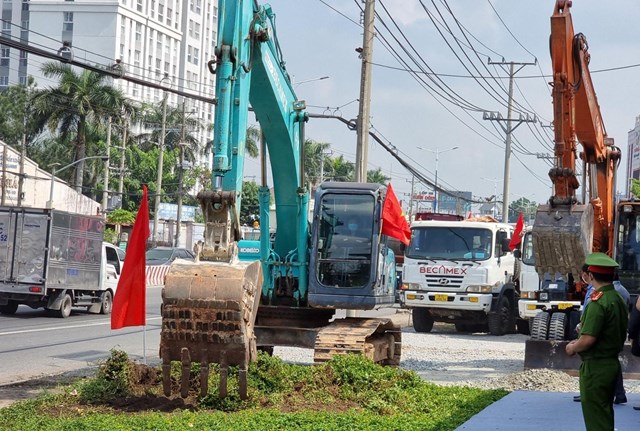 Khởi c&ocirc;ng n&acirc;ng cấp QL13 tại TP. Thuận An. Ảnh: LA/PLO