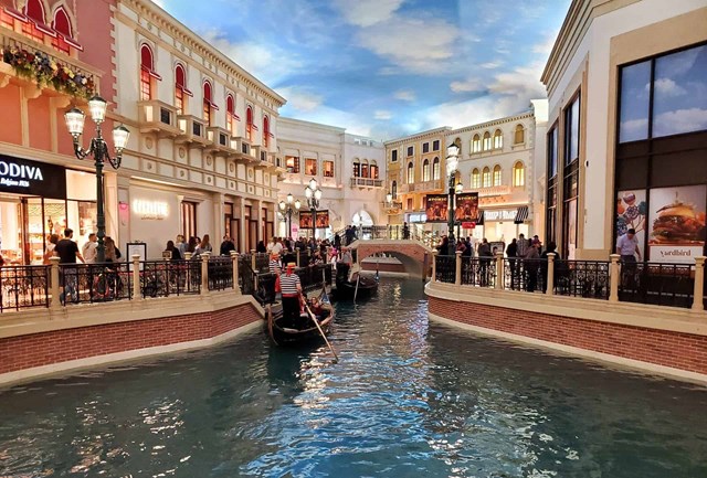 Những d&ograve;ng k&ecirc;nh đ&agrave;o bao quanh c&aacute;c cửa h&agrave;ng l&agrave; điểm nhấn thu h&uacute;t du kh&aacute;ch của Grand Canal Shoppes. (Ảnh Hotels.com)