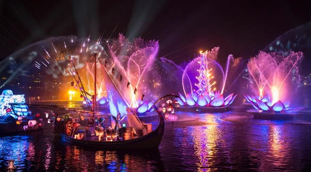 Show diễn The Grand Voyage tr&ecirc;n s&ocirc;ng l&agrave; bữa tiệc nghệ thuật &ndash; &acirc;m thanh &ndash; &aacute;nh s&aacute;ng đẳng cấp m&agrave; du kh&aacute;ch nhất định gh&eacute; thăm khi tới H&agrave; Nội