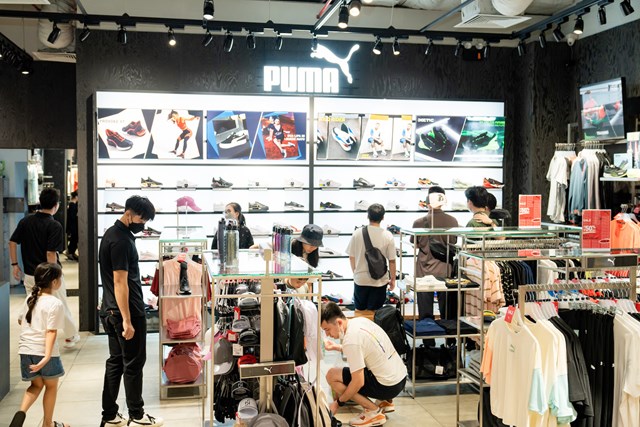 Kh&ocirc;ng gian mua sắm tiện nghi, hiện đại v&agrave; m&aacute;t mẻ tạo t&acirc;m l&yacute; thoải m&aacute;i cho kh&aacute;ch h&agrave;ng thoả th&iacute;ch săn sale