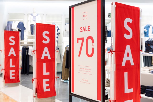 Nhiều thương hiệu quốc tế nổi tiếng giảm gi&aacute; l&ecirc;n tới 70%, mang đến cơ hội &ldquo;săn h&agrave;ng xịn gi&aacute; hời&rdquo; cho người ti&ecirc;u d&ugrave;ng