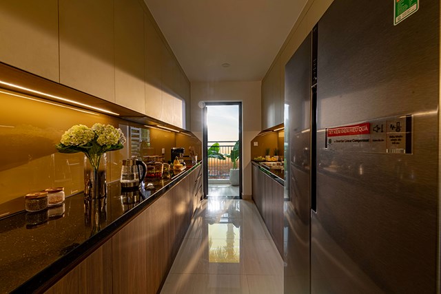 Căn bếp nối liền logia, gi&uacute;p đối lưu kh&ocirc;ng kh&iacute; tại Hanoi Melody Residences