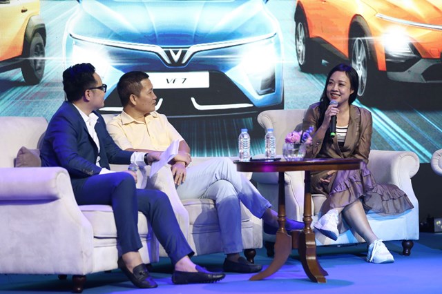 Chủ xe VinFast v&agrave; chuy&ecirc;n gia h&agrave;o hứng chia sẻ trải nghiệm sử dụng &ocirc; t&ocirc; điện.