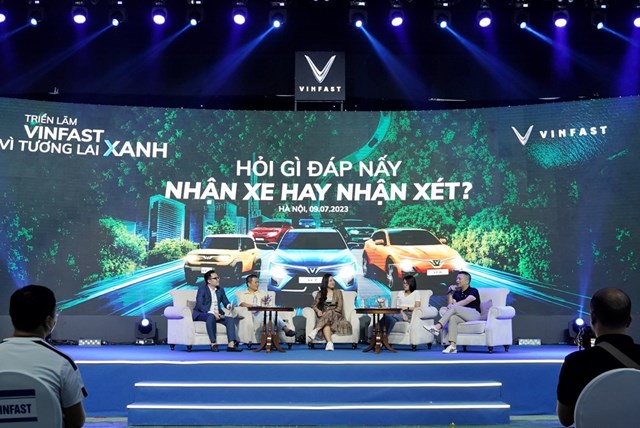 Talkshow &ldquo;Nhận xe hay nhận x&eacute;t&rdquo; tại Triển l&atilde;m &ldquo;VinFast &ndash; V&igrave; tương lai xanh&rdquo; chiều 9/7.