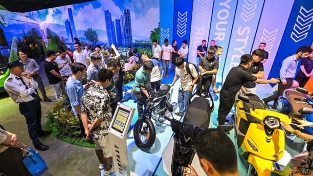 Xe đạp điện, xe m&aacute;y điện VinFast h&uacute;t kh&aacute;ch tham quan.