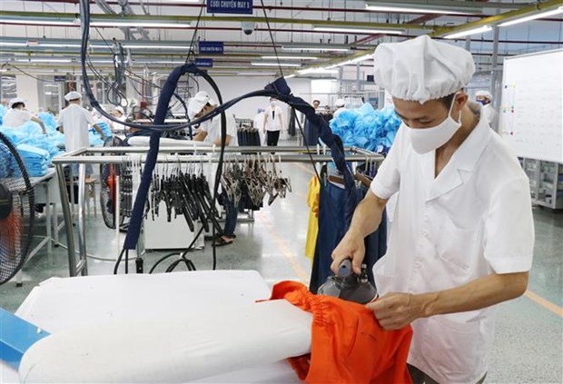 C&ocirc;ng nh&acirc;n ho&agrave;n thiện sản phẩm may xuất khẩu. (Ảnh: Ho&agrave;ng Nguy&ecirc;n/TTXVN)