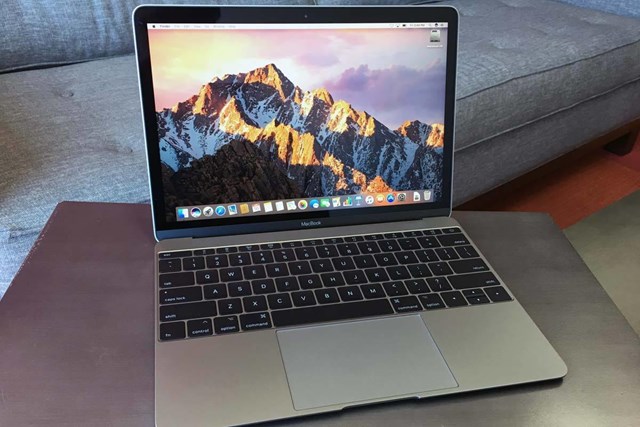 Ra mắt năm 2015 v&agrave; dừng sản xuất v&agrave;o năm 2019, chiếc Macbook 12" được rất nhiều người d&ugrave;ng ưa chuộng do k&iacute;ch thước vừa phải c&ugrave;ng trọng lượng nhẹ.
