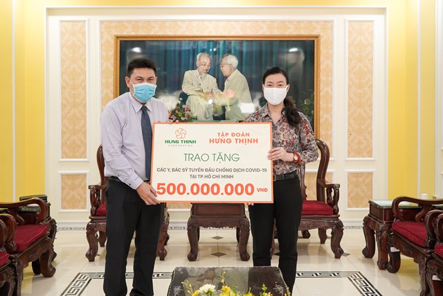 &Ocirc;ng Nguyễn Nam Hiền &ndash; Ph&oacute; Tổng Gi&aacute;m đốc Tập đo&agrave;n Hưng Thịnh trao tặng 500 triệu đồng cho đội ngũ Y, B&aacute;c sĩ tuyến đầu chống dịch Covid-19 tại TP.HCM th&ocirc;ng qua Ủy ban MTTQ Việt Nam TP.HCM (31/3/2020)