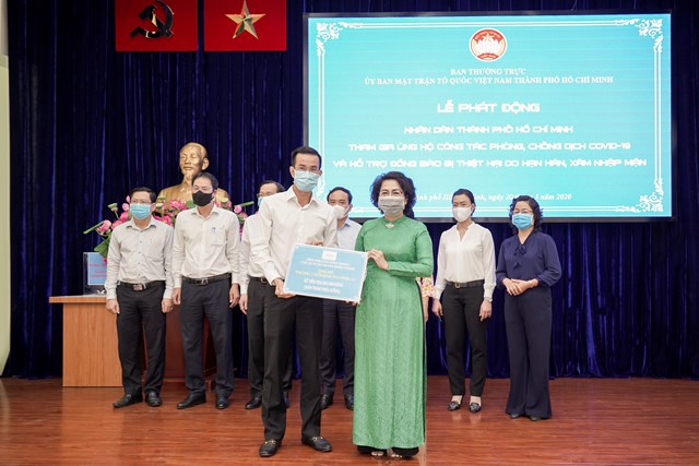 Đại diện Tập đo&agrave;n Hưng Thịnh &ndash; &Ocirc;ng Cao Minh Hiếu &ndash; Ph&oacute; Tổng Gi&aacute;m đốc Hưng Thịnh Land trao 500 triệu đồng hỗ trợ ph&ograve;ng, chống dịch Covid-19 tại TP.HCM (20/3/2020)