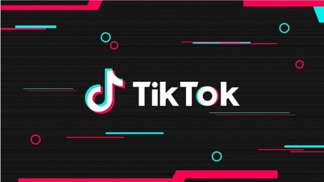 Việc thu thập dữ liệu của TikTok được đ&aacute;nh gi&aacute; l&agrave; "kh&ocirc;ng kh&aacute;c nhiều so với Facebook". Ảnh:&nbsp;The Verge.