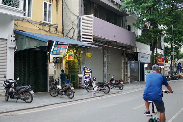 Khu vực phố H&agrave;ng Trống gặp t&igrave;nh cảnh tương tự với nhiều nh&agrave; đ&oacute;ng cửa, c&aacute;c biển hiệu cũ được gỡ xuống.