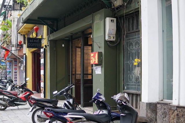 Một v&agrave;i cửa h&agrave;ng mở cửa nhưng b&ecirc;n trong kh&ocirc;ng c&oacute; người v&agrave; cũng chẳng c&oacute; đồ đạc. Hiện gi&aacute; thu&ecirc; tại phố M&atilde; M&acirc;y v&agrave;o khoảng 100 triệu đồng đối với diện t&iacute;ch 80m2x2 tầng. Loại diện t&iacute;ch nhỏ hơn v&agrave;o khoảng 60-70 triệu đồng/th&aacute;ng.&nbsp;