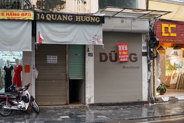 Phố H&agrave;ng Đ&agrave;o vốn rực s&aacute;ng bởi &aacute;nh đ&egrave;n c&aacute;c cửa hiệu nhưng giờ đ&acirc;y, c&aacute;c cửa h&agrave;ng hầu hết đ&oacute;ng cửa hoặc treo biển sang nhượng, cho thu&ecirc; nh&agrave;.&nbsp;