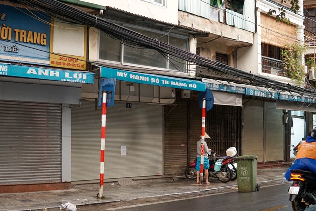 Con phố H&agrave;ng Bồ, t&igrave;nh trạng cũng diễn ra tương tự.